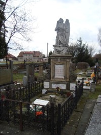 Holice-nový hřbitov-náhrobek rodiny Ottáhalových s andělem-Foto:Ulrych Mir.