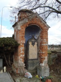 Holice-nový hřbitov-boží muka ve zdi hřbitova z 19.stol. s náhrobkem  Josefa Laholy z r.1865-Foto:Ulrych Mir. 