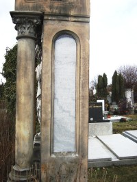 Holice-nový hřbitov-náhrobek rodiny Vieckových ve tvaru kapličky z r.1845-Foto:Ulrych Mir.