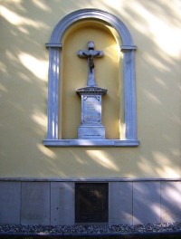 Holice-náves Svobody-farní kostel sv.Urbana s pamětní deskou a nikou s křížem z r.1887-Foto:Ulrych Mir.