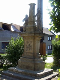Holice-křižovatka před hřbitovem s poškozeným křížem s postavami Panny Marie a sv.Josefa z r.1848-Foto:Ulrych Mir.