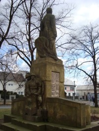 Holice-náves Svobody-pomník obětem světových válek se sochou Františka Palackého z r.1924-Foto:Ulrych Mir.