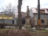 Holice-křižovatka před hřbitovem s poškozeným křížem z r.1848 se sochou Panny Marie a sv.Josefa-Foto:Ulrych Mir.