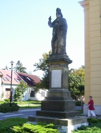 Holice-náves Svobody-socha sv.Metoděje před farním kostelem sv.Urbana-Foto:Ulrych Mir.