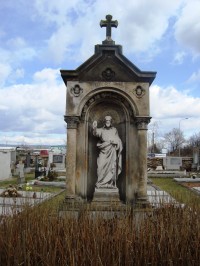 Holice-nový hřbitov-náhrobek ve tvaru kapličky z r.1845 se sochou Krista z r.1863-Foto:Ulrych Mir.