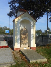 Holice(Olomouc)-hřbitov-boží muka z 1. pol. 19. stol. a hrobka Josefa Laholy z r. 1865 ve tvaru výklenkové kapličky-po rekonstrukci v r. 2012
