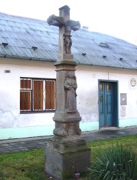 Nový Svět-kříž z r.1820 s reliéfem Panny Marie na začátku ulice Jana Sudy-Foto:Ulrych Mir.