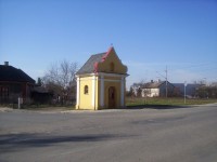 Hodolany-Holická ulice s kapličkou z 19.stol. u železničního přejezdu-Foto:Ulrych Mir.