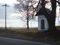 Dvorce-kaplička severně od obce u silnice na Opavu-Foto:Ulrych Mir.