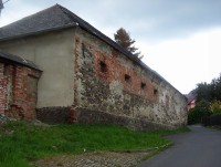 Dvorce-zadní část hospodářské budovy fary-součást bývalých městských hradeb-Foto:Ulrych Mir.