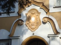 Dvorce-Léčebna dlouhodobě nemocných-městský znak nad vchodem-Foto:Ulrych Mir.