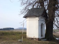 Dvorce-kaplička severně od obce u silnice na Opavu se sopkou Velký Roudný na obzoru-Foto:Ulrych Mir.