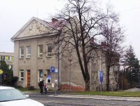 Nová Ulice-nemocniční budova z počátku 20.stol. s plastikou ve štítu-Foto:Ulrych Mir.