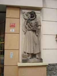 Nová Ulice-ulice Na Vozovce-sochy od sochaře Julia Pelikána u vjezdu do dvora-Foto:Ulrych Mir.