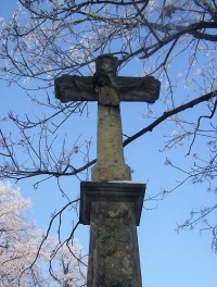 Nová Ulice-ulice I.P.Pavlova-kříž z r.1824 za plotem FN, v místech kde stával Křížový pramen-Foto:Ulrych Mir.