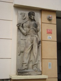 Nová Ulice-ulice Na Vozovce-sochy od sochaře Julia Pelikána u vjezdu do dvora-Foto:Ulrych Mir.