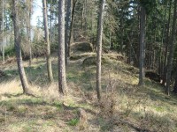 Šternek-skalnatý hřeben s příkopem a zbytky zdí-Foto:Ulrych Mir.