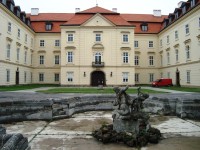 Napajedla-nový zámek-barokní kašna před zámkem-Foto:Ulrych Mir.