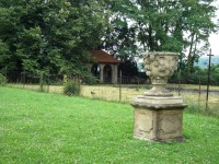 Napajedla-nový zámek-zámecký park s kamennou vázou a altánem-Foto:Ulrych Mir.