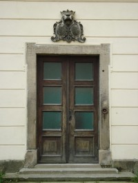Napajedla-zámek-boční vchod s erbem Rottalů a Ditrichštejnů-Foto:Ulrych Mir.