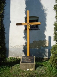 Guntramovice-kříž s pamětní deskou za kostelem na společném hrobě padlých v r.1758-Foto:Ulrych Mir.
