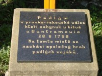 Guntramovice-pamětní deska u kříže za kostelem na společném hrobě padlých v r.1758-Foto:Ulrych Mir.