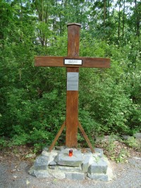 Bystrovany-pomník 7 amerických letců u cyklostezky kolem Bystřice, kteří zde zahynuli v boji o Olomouc-Foto:Ulrych Mir.