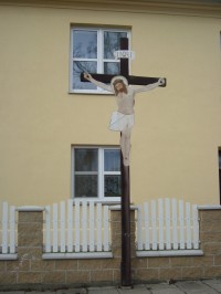 Bystrovany-dřevěný kříž na návsi před školou-Foto:Ulrych Mir.