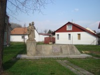 Černovír-Frajtovo náměstí-pomník obětem světových válek-Foto:Ulrych Mir.