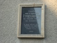 Černovír-Heydukova ulice s pamětnídeskou na domě bratrů Čtvrtlíkových-Foto:Urych Mir.