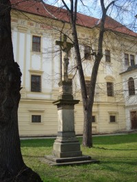 Klášterní Hradisko-kříž z .1848 vedle kaple sv.Štěpána na východní straně kláštera-Foto:Ulrych Mir.
