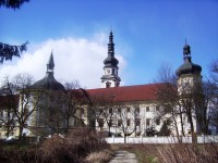Klášterní Hradisko-kaple sv. Štěpána Prvomučedníka a východní průčelí kláštera-Foto:Ulrych Mir.