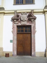 Klášterní Hradisko-portál s erbem na prvním nádvoří-Foto:Ulrych Mir.