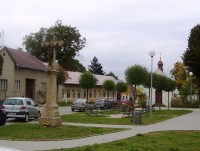 Hejčín-Mrštíkovo náměstí s křížem z r.1745 a kaplí sv.Jana Nepomuckého z r.1821-Foto:Ulrych Mir.