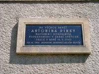 Hejčín-Horní Hejčínská ulice-pamětní deska divadelníka Antonína Pinky, popraveného nacisty-Foto:Ulrych Mir.