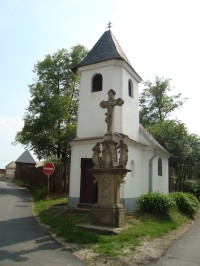 Topolany-náves na Nedbalově ulici-kaple sv.Floriána z r.1739 a kříž z r.1861 se sochami-Foto:Ulrych Mir.