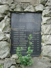Nedvězí-parčík na začátku obce se smírčím křížem, kamenným křížem z r.1869 a pomníkem obětem I.světové války-detail pomníku-Foto:Ulrych Mir.
