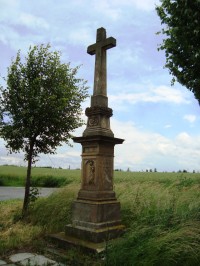 Nedvězí-kříž z 19.stol. naproti hřbitovu před obcí ze směru od Olomouce-Slavonína-Foto:Ulrych Mir.