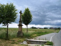 Nedvězí-kříž z 19.stol. naproti hřbitovu před obcí ze směru od Olomouce-Slavonína-Foto:Ulrych Mir.