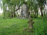 Nedvězí-parčík na začátku obce se smírčím křížem a pomníkem obětem I.světové války-Foto:Ulrych Mir.