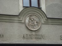 Nedvězí-dům na návsi s kulatým reliéfem P.Marie Bolestné a dítětem-detail-Foto:Ulrych Mir.