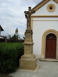 Slavonín-Kyselov-kaple sv.Jana Křtitele z r.1875 a kamenný kříž z r.1836-Foto:Ulrych Mir.