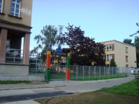 Povel-Holečkova ulice-Fakultní základní škola s pomníkem-Foto:Ulrych Mir.