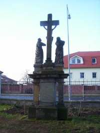 Nové Sady-Dolní Novosadská ulice-kříž se sochou Panny Marie a sv.Jana z r.1834 před kostelem-Foto:Ulrych Mir.