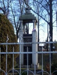 Nové Sady-Dolní Novosadská ulice-pomník padlým v I.světové válce před kostelem-Foto:Ulrych Mir.