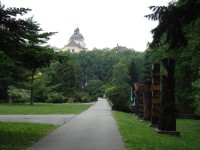 Olomouc-Bezručovy sady-Botanická zahrada-galerie dřevěných plastik a pohled na kostel sv.Michala-Foto:Ulrych Mir.