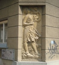 Olomouc-tř.Spojenců-plastika Žena s dítětem-Foto:Ulrych Mir.