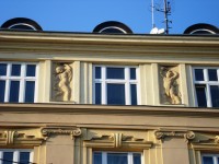 Olomouc-náměstí Národních hrdinů-nárožní budova DPMO se sochami a reliéfy z Palackého ulice-Foto:Ulrych Mir.