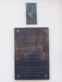 Olomouc-tř. 17.listopadu-pamětní deska na bývalém garňáku, nyní Státním zastupitelství-Foto:Ulrych Mir.