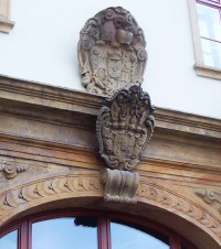 Olomouc-náměstí Republiky-Caritas-Vyšší odborná škola sociální Olomouc-erby nad vstupním portálem-Foto:Ulrych Mir.